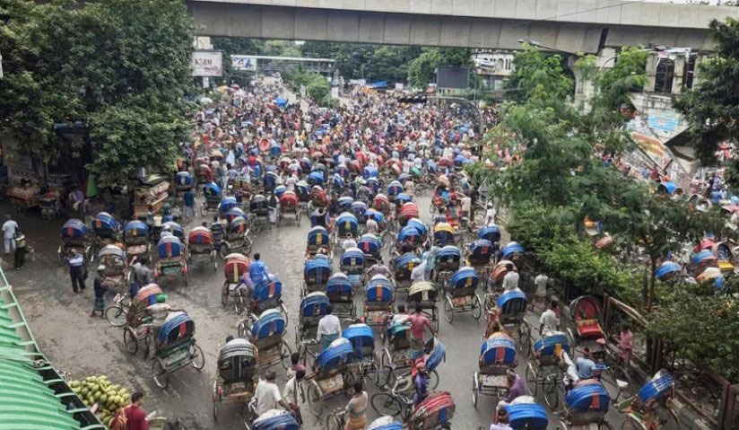 এবার শাহবাগে রিকশাচালকদের সড়ক অবরোধ