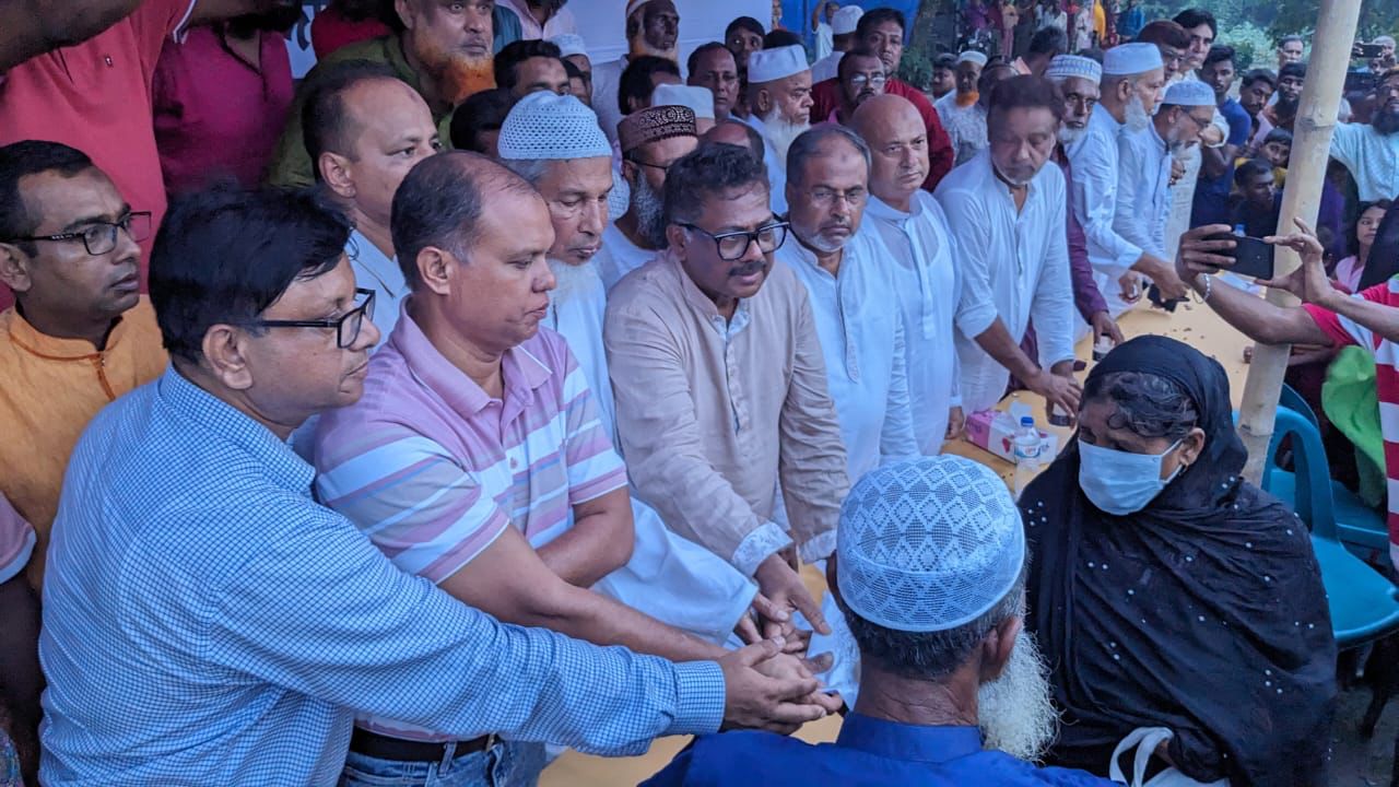 নাটোরে শহীদ পরিবারের পাশে ‘আমরা বিএনপি পরিবার’