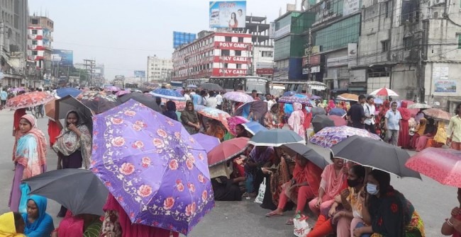 টঙ্গীতে গার্মেন্টস শ্রমিকদের মহাসড়ক অবরোধ, যান চলাচল বন্ধ