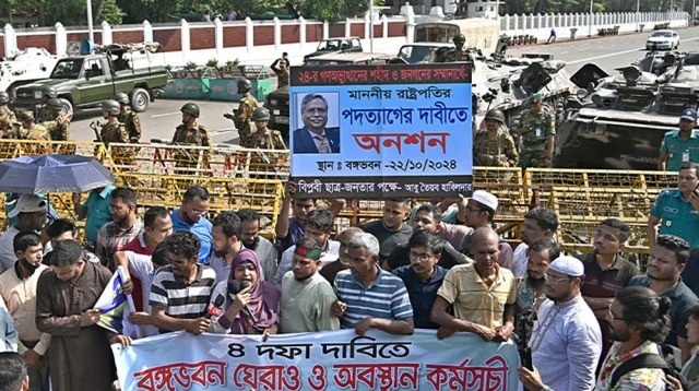 রাষ্ট্রপতিকে অপসারণের দাবিতে বঙ্গভবনের সামনে বিক্ষোভ, সেনাবাহিনী মোতায়েন