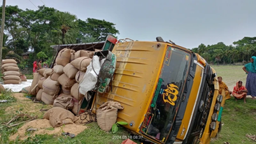 সাতক্ষীরায় ট্রাক উল্টে ২ শ্রমিক নিহত