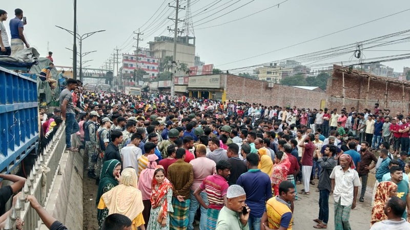 আশুলিয়ায় শ্রমিক-পুলিশ সংঘর্ষে নিহত ১, গুলিবিদ্ধ ৪