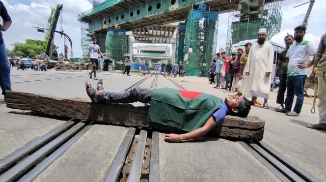 কাওরানবাজারে শিক্ষার্থীদের রেললাইন অবরোধ, ঢাকার সঙ্গে সারাদেশের যোগাযোগ বন্ধ