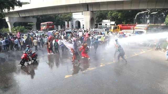 ৩৫ প্রত্যাশীদের আন্দোলনে পুলিশের লাঠিচার্জ