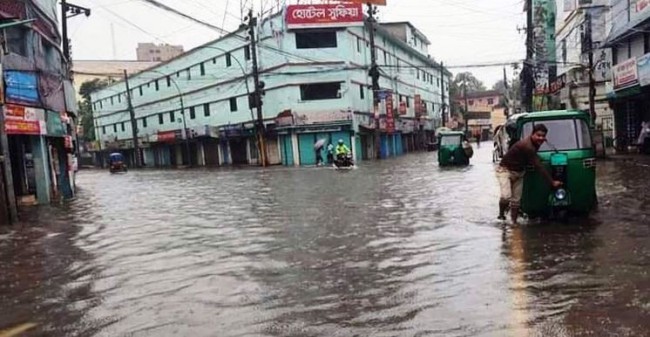 উজানের ঢলে বন্যায় ডুবেছে সিলেট