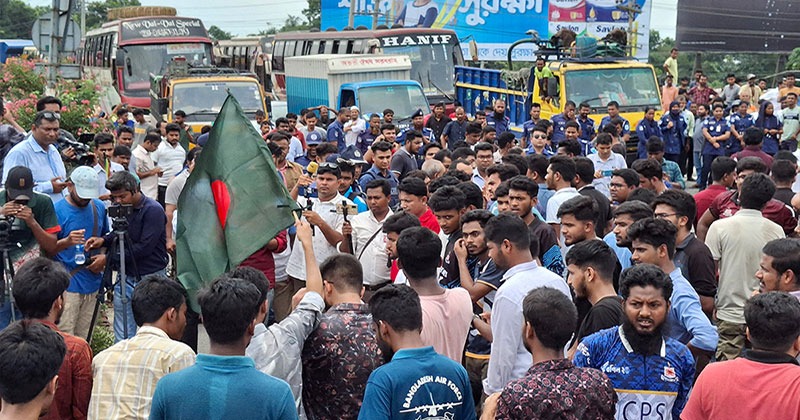 কোটা পুনর্বহালের প্রতিবাদে ঢাকা-রাজশাহী মহাসড়ক অবরোধ