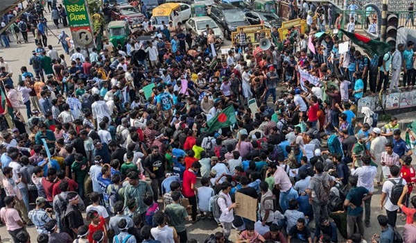 সায়েন্সল্যাব মোড় অবরোধ করে শিক্ষার্থীদের বিক্ষোভ, যান চলাচল বন্ধ