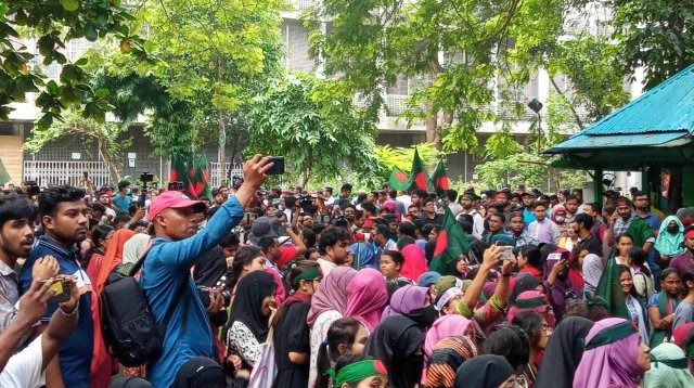 গণপদযাত্রায় অংশ নিতে জড়ো হচ্ছেন শিক্ষার্থীরা