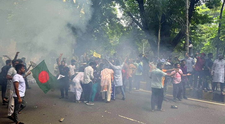 চাকরিতে বয়সসীমা ৩৫ প্রত্যাশীদের যমুনার সামনে অবস্থান, পুলিশের টিয়ারশেল নিক্ষেপ