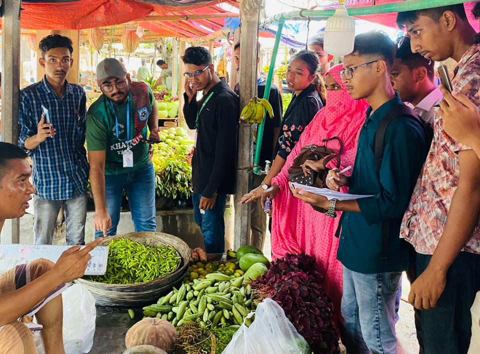 বগুড়া উপশহরে দ্রব্যমূল্য নিয়ন্ত্রণে বাজার মনিটরিংয়ে শিক্ষার্থীরা