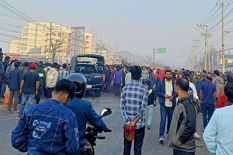 বেতন বৃদ্ধির দাবিতে গাজীপুরে শ্রমিকদের সড়ক অবরোধ