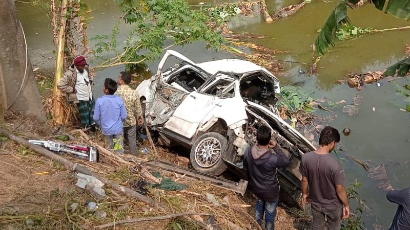 ট্রেনের ধাক্কায় মাইক্রোবাস পুকুরে, নিহত ৫