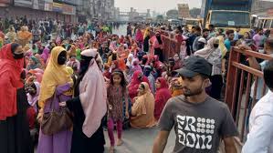 গাজীপুরে পোশাক শ্রমিকদের ঢাকা-ময়মনসিংহ মহাসড়ক অবরোধ