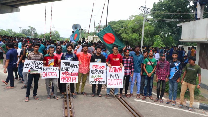 ঢাকা-রাজশাহী রেললাইন অবরোধ রাবি শিক্ষার্থীদের