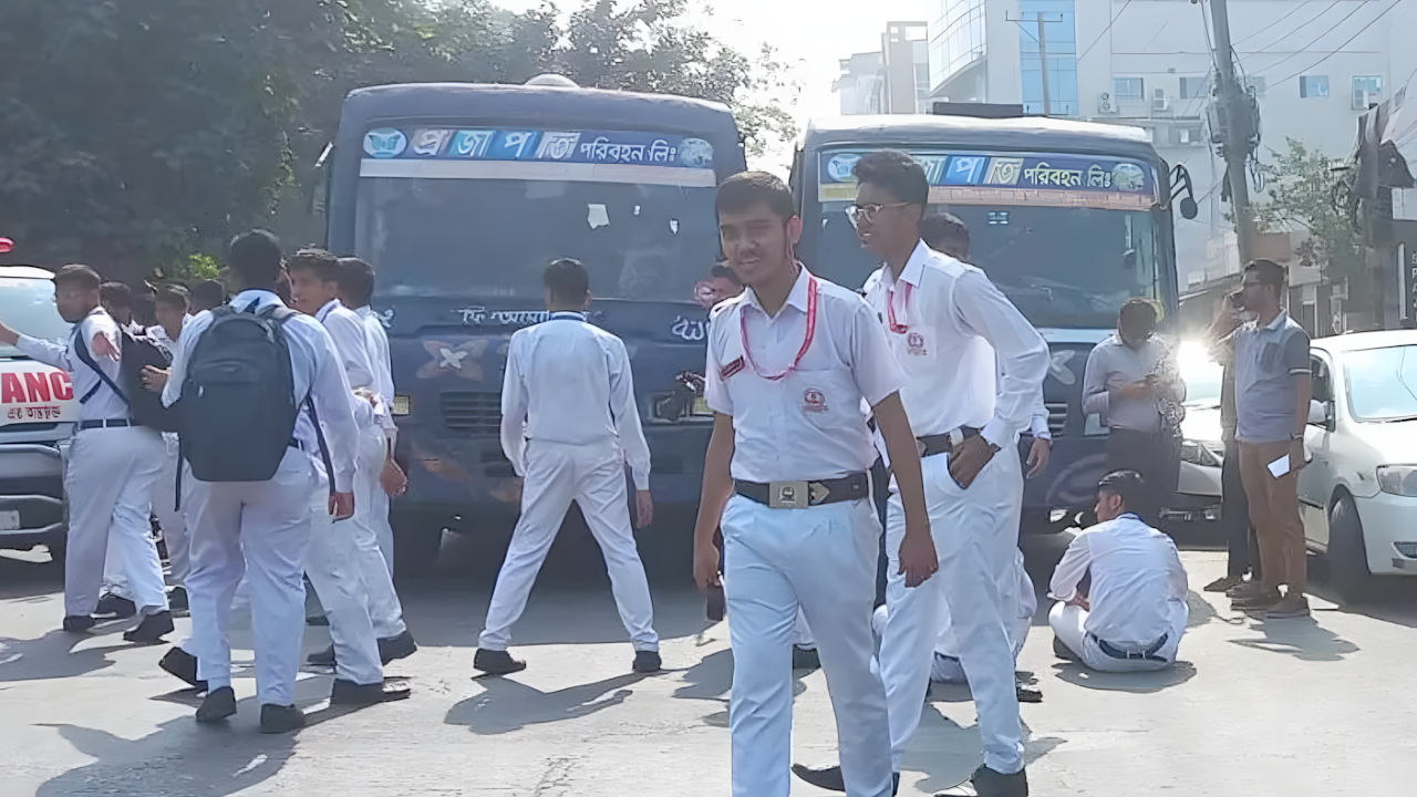 রেসিডেনসিয়াল কলেজের শিক্ষার্থীদের সড়ক অবরোধ, ভোগান্তিতে যাত্রীরা