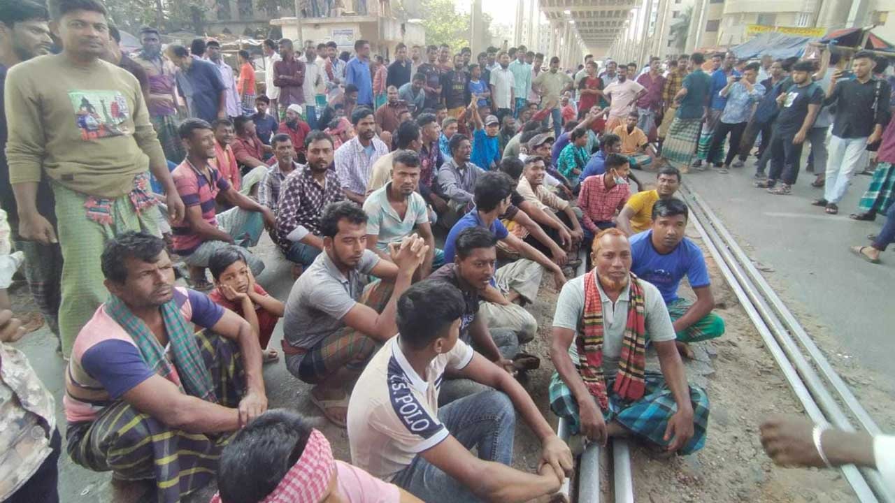 ব্যাটারিচালিত অটোরিকশা চালকদের সড়কের পর রেল অবরোধ, ট্রেন যোগাযোগ বন্ধ  নিজস্ব প্রতিবেদক