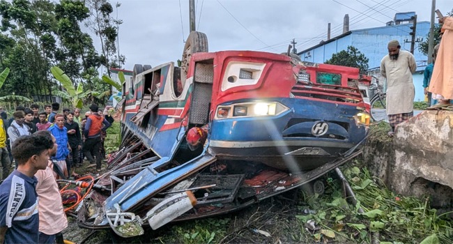 দিনাজপুরে বাস উল্টে হতাহত ১৫