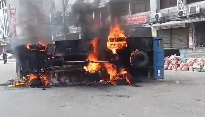 গার্মেন্ট শ্রমিকদের বিক্ষোভ, সেনাবাহিনী-পুলিশের গাড়িতে আগুন