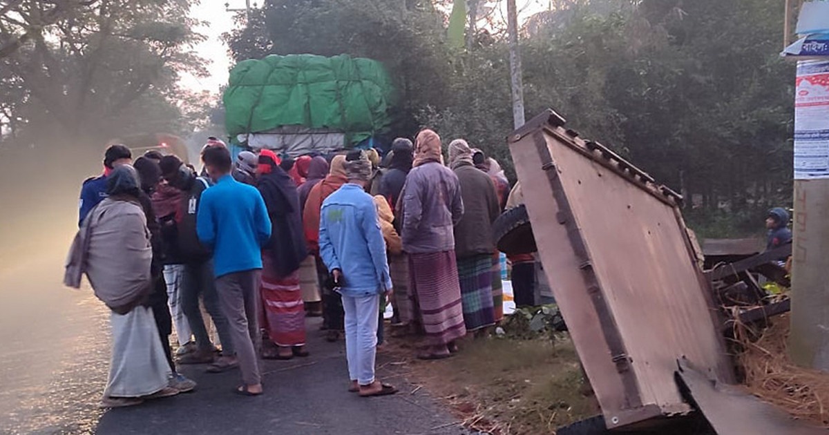 পাবনায় দাঁড়িয়ে থাকা করিমনে ট্রাকের ধাক্কা, ৩ কৃষক নিহত