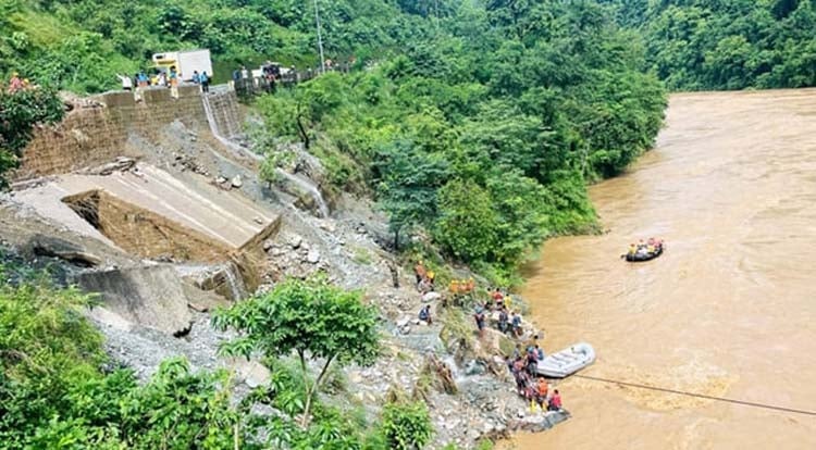 নেপালে ভূমিধসে নিখোঁজ ৬৩ জনের সন্ধান করছে উদ্ধারকারীরা