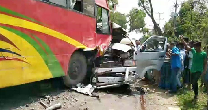 বাস ও মাইক্রোবাসের মুখোমুখি সংঘর্ষে চালকসহ নিহত ২