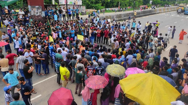 ঢাকা-আরিচা মহাসড়ক অবরোধ করে জাবি শিক্ষার্থীদের বিক্ষোভ