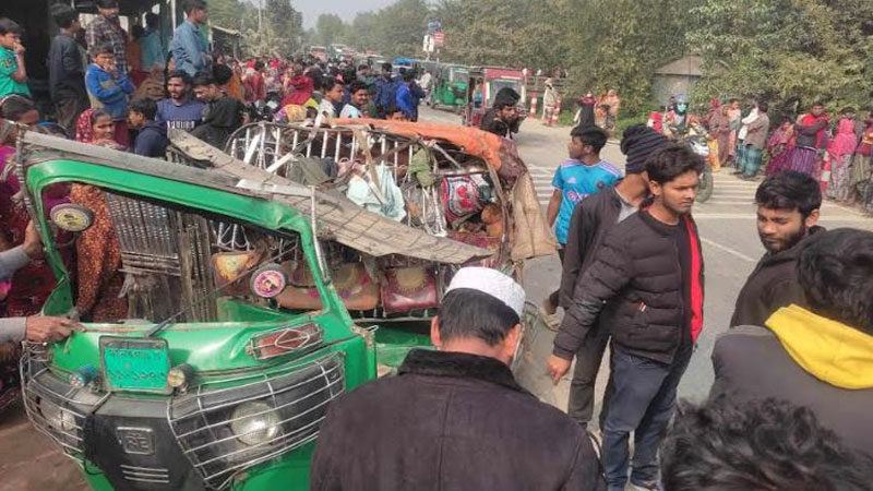 মানিকগঞ্জে ট্রাক-অটোরিক্সা মুখোমুখী সংঘর্ষে নিহত ৩