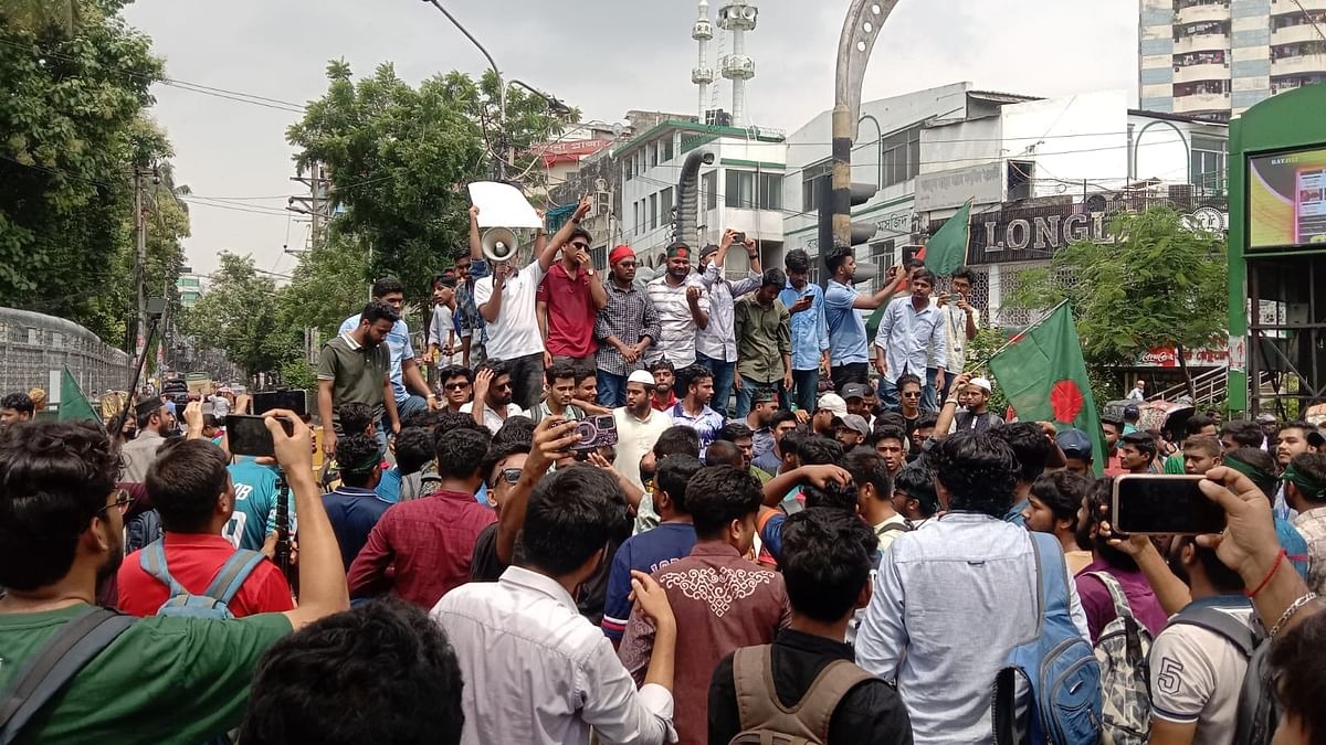 কোটা বাতিলের দাবিতে সায়েন্স ল্যাবে শিক্ষার্থীরা, যান চলাচল বন্ধ