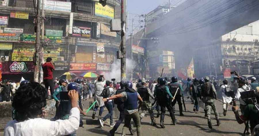 হিযবুত তাহরীর 'মার্চ ফর খিলাফা' কর্মসূচীতে টিয়ার গ্যাস-সাউন্ড গ্রেনেড