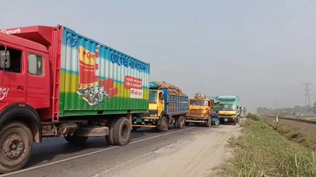 ঢাকা-টাঙ্গাইল-বঙ্গবন্ধু সেতুপূর্ব মহাসড়‌কে যানবাহন চলাচলে ধীরগ‌তি