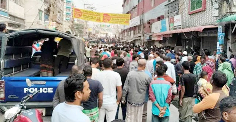 কেরানীগঞ্জে ব্যাংকে ডাকাত, ঘিরে রেখেছে পুলিশ-জনতা